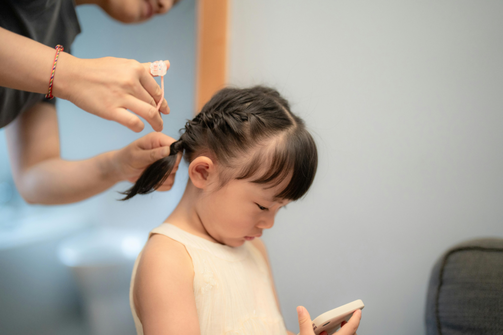 Tết tóc, buộc thóc chặt quá có thể làm tóc gãy rụng và thưa dần.