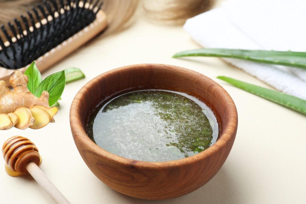 Ủ tóc với gừng và nha đam.