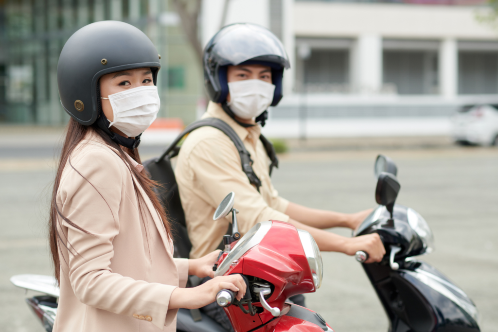 Đội mũ bảo hiểm thường xuyên sẽ hay thấy bị bí bách trên da đầu.