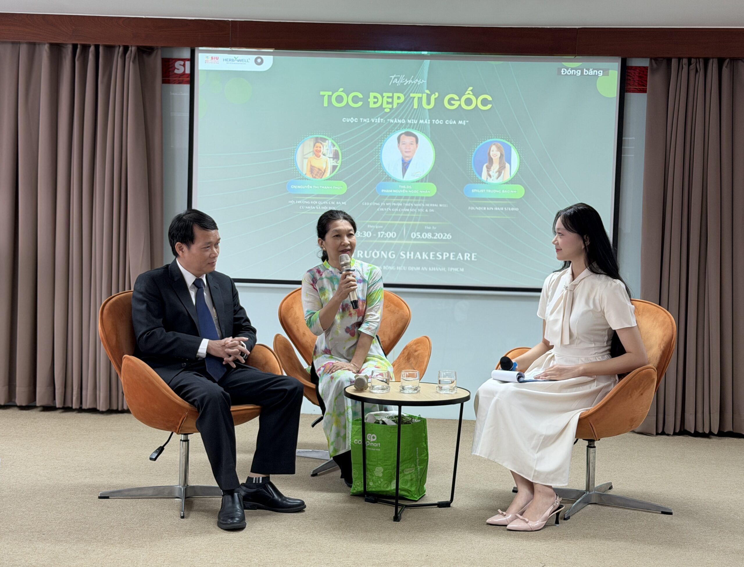 Diễn giả Nguyễn Thị Thanh Thúy, hội trưởng Hội quán Các bà mẹ chia sẻ tại hội thảo "Tóc đẹp từ gốc".