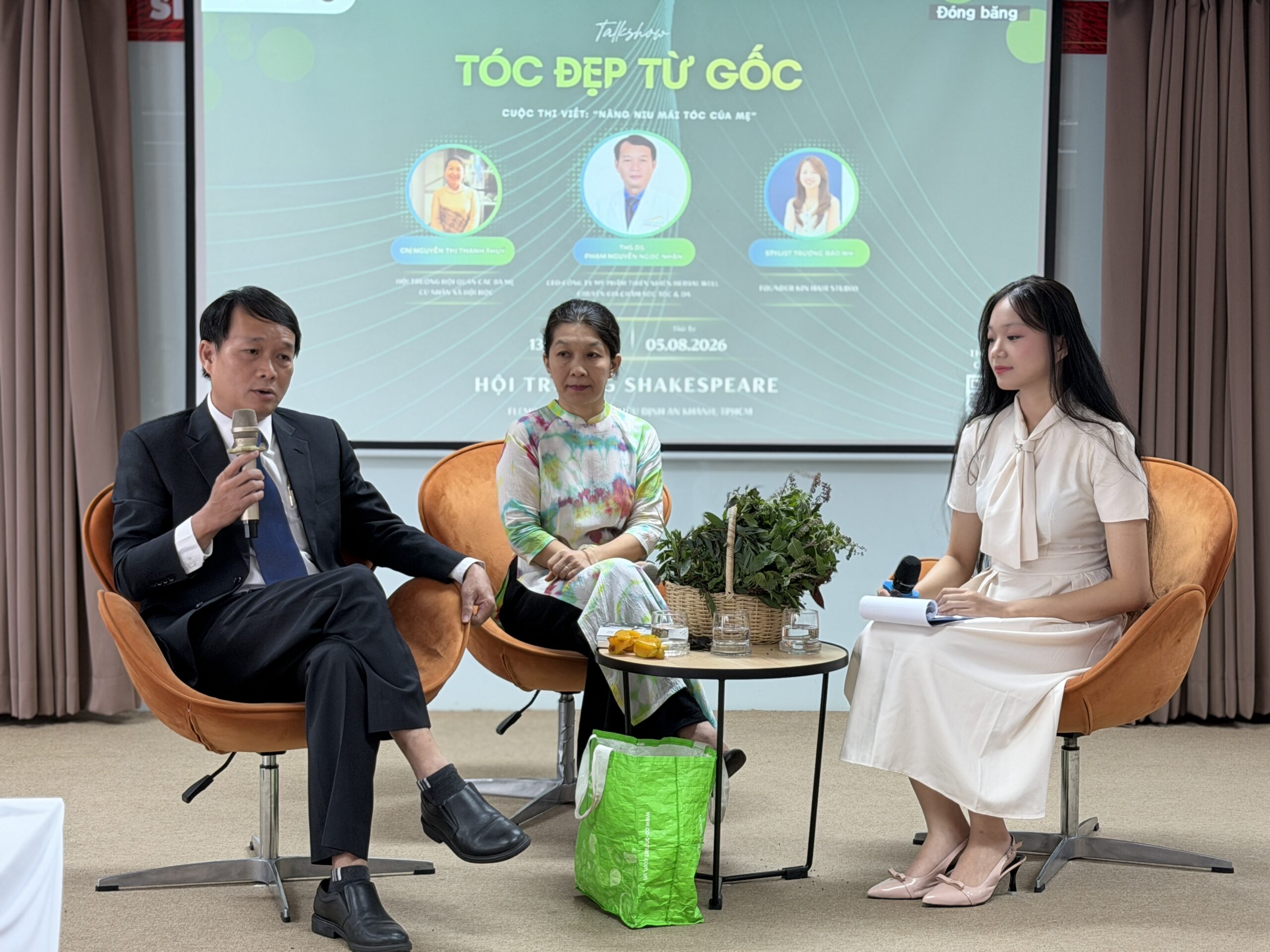 Chuyên gia chia sẻ tại hội thảo "Tóc đẹp từ gốc"
