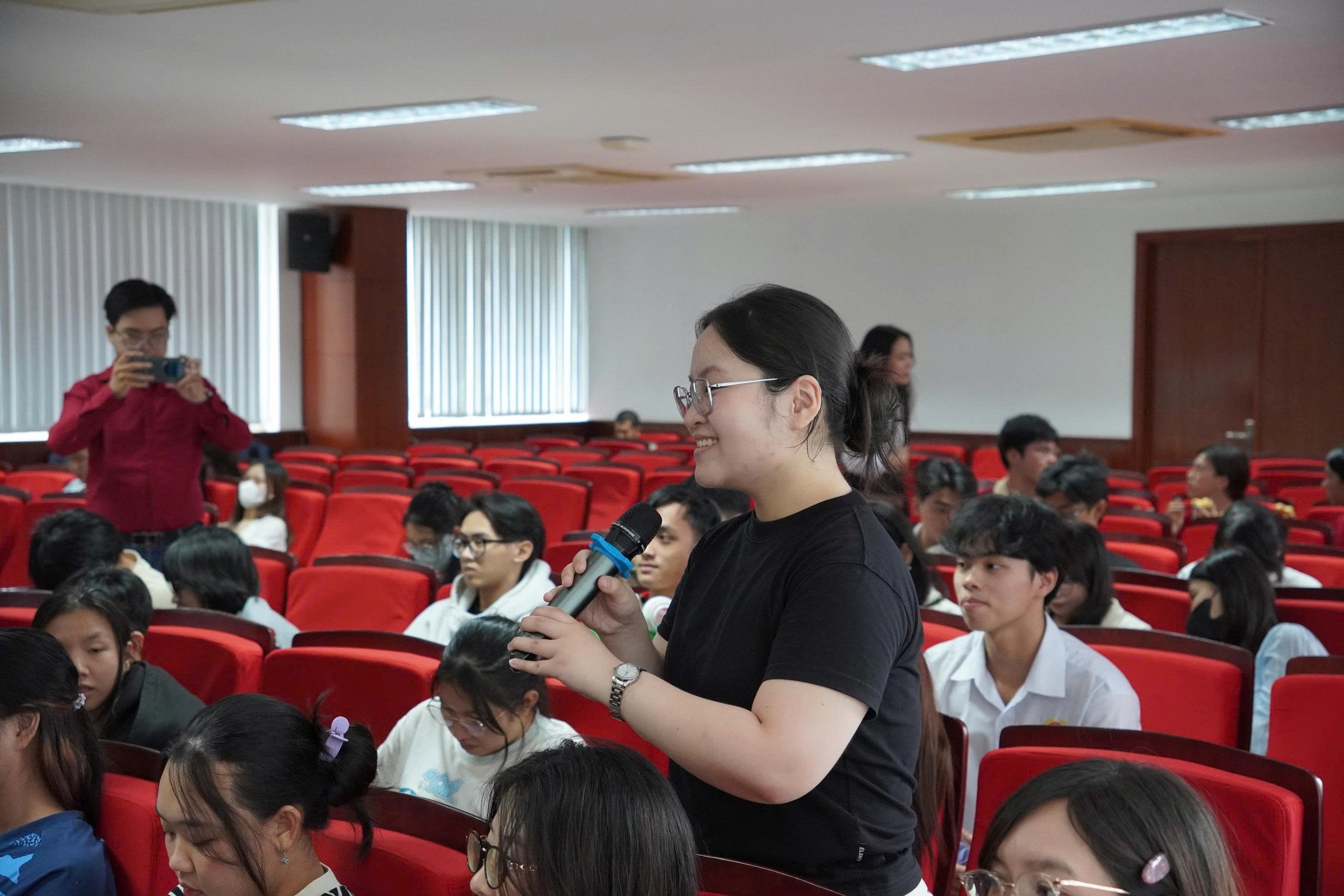 Nhiều bạn trẻ liên tục đặt câu hỏi nhờ diễn giả giải đáp các thắc mắc về các vấn đề chăm sóc tóc, da đầu.
