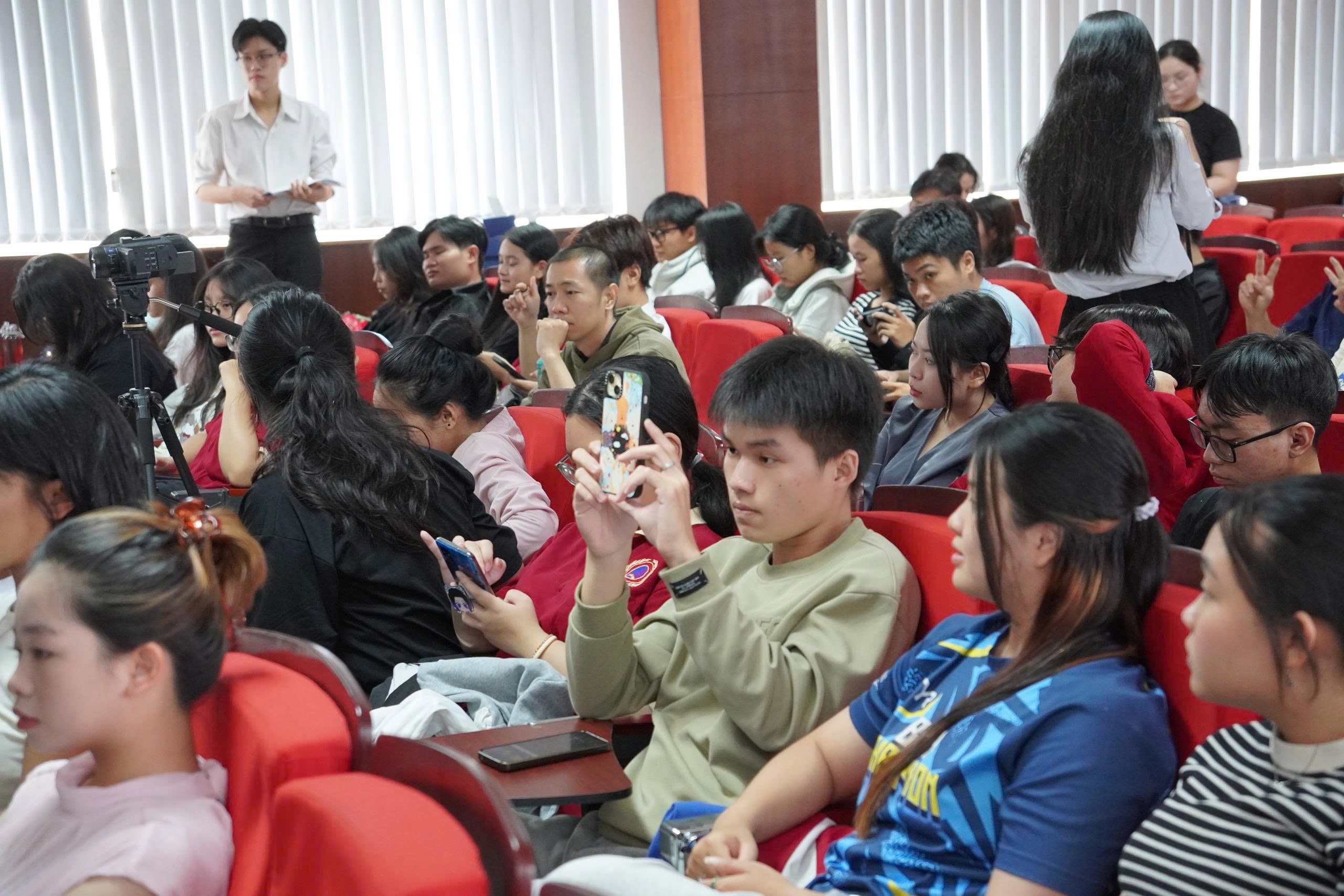 Khán giả tham dự hội thảo "Tóc đẹp từ gốc" hào hứng theo dõi chương trình.