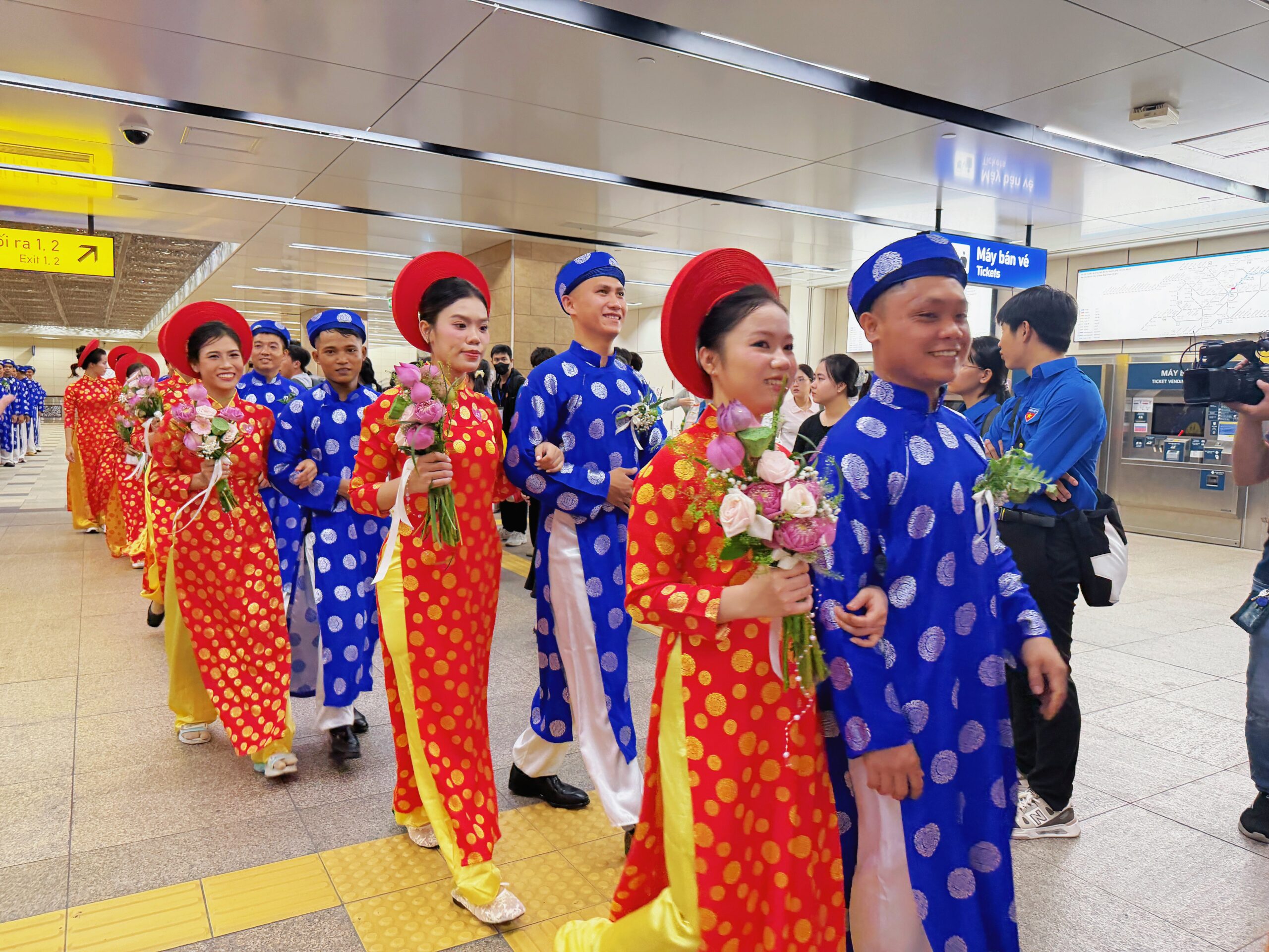 Những cặp đôi nắm tay nhau, lưu giữ khoảnh khắc đáng nhớ trong ngày cưới sau nhiều năm chung sống.