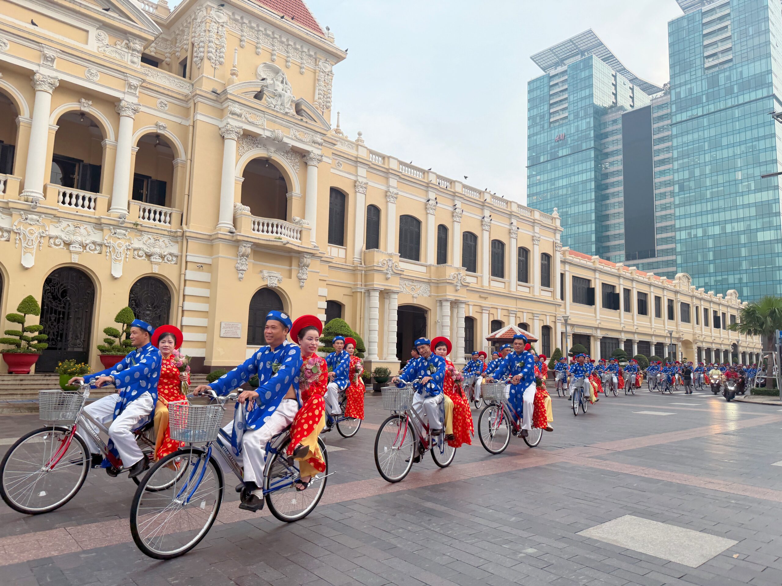 52 cặp đôi diễu hành bằng xe đạp