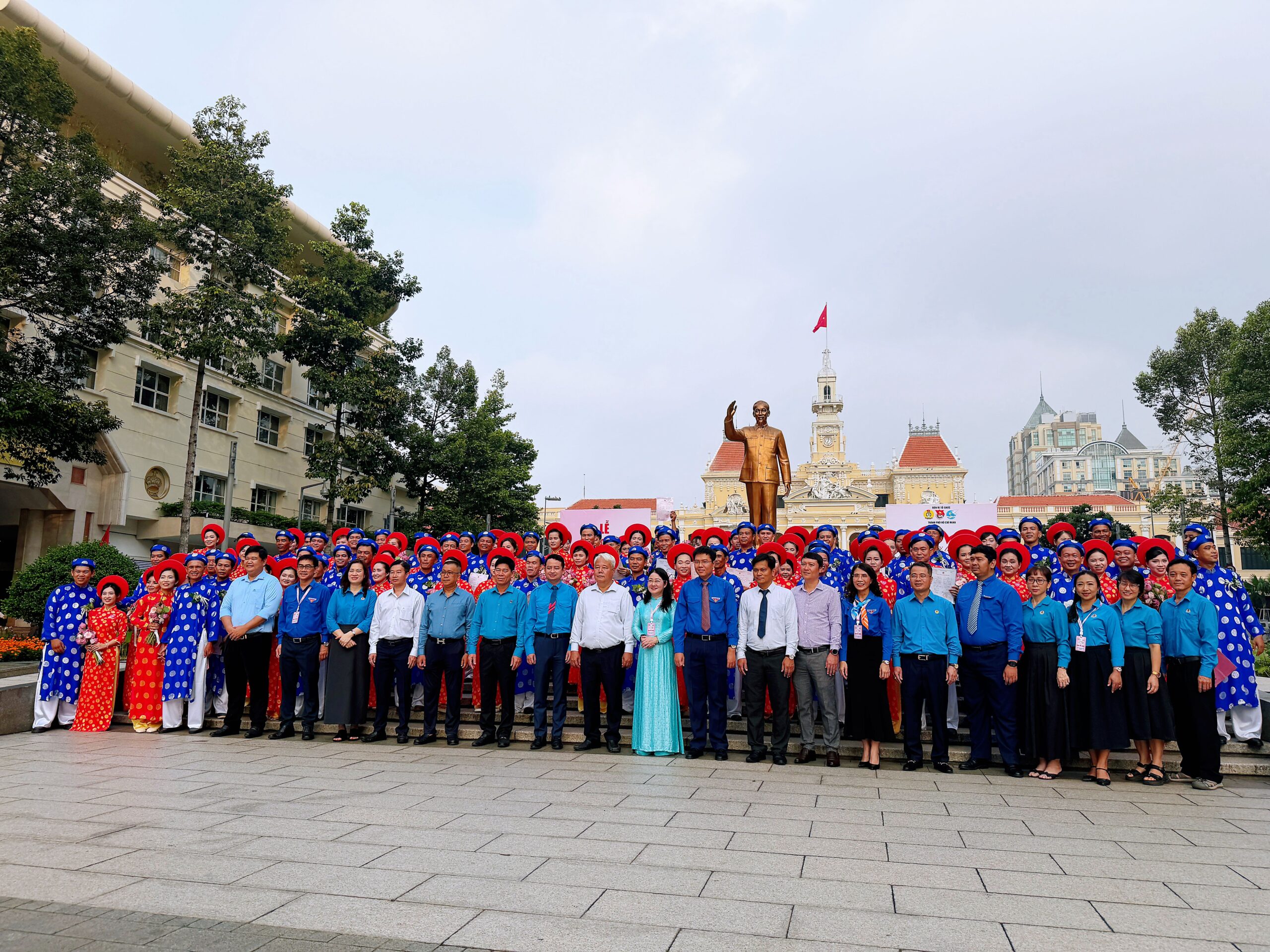 Các đại biểu và 52 cặp đôi chụp ảnh lưu niệm.