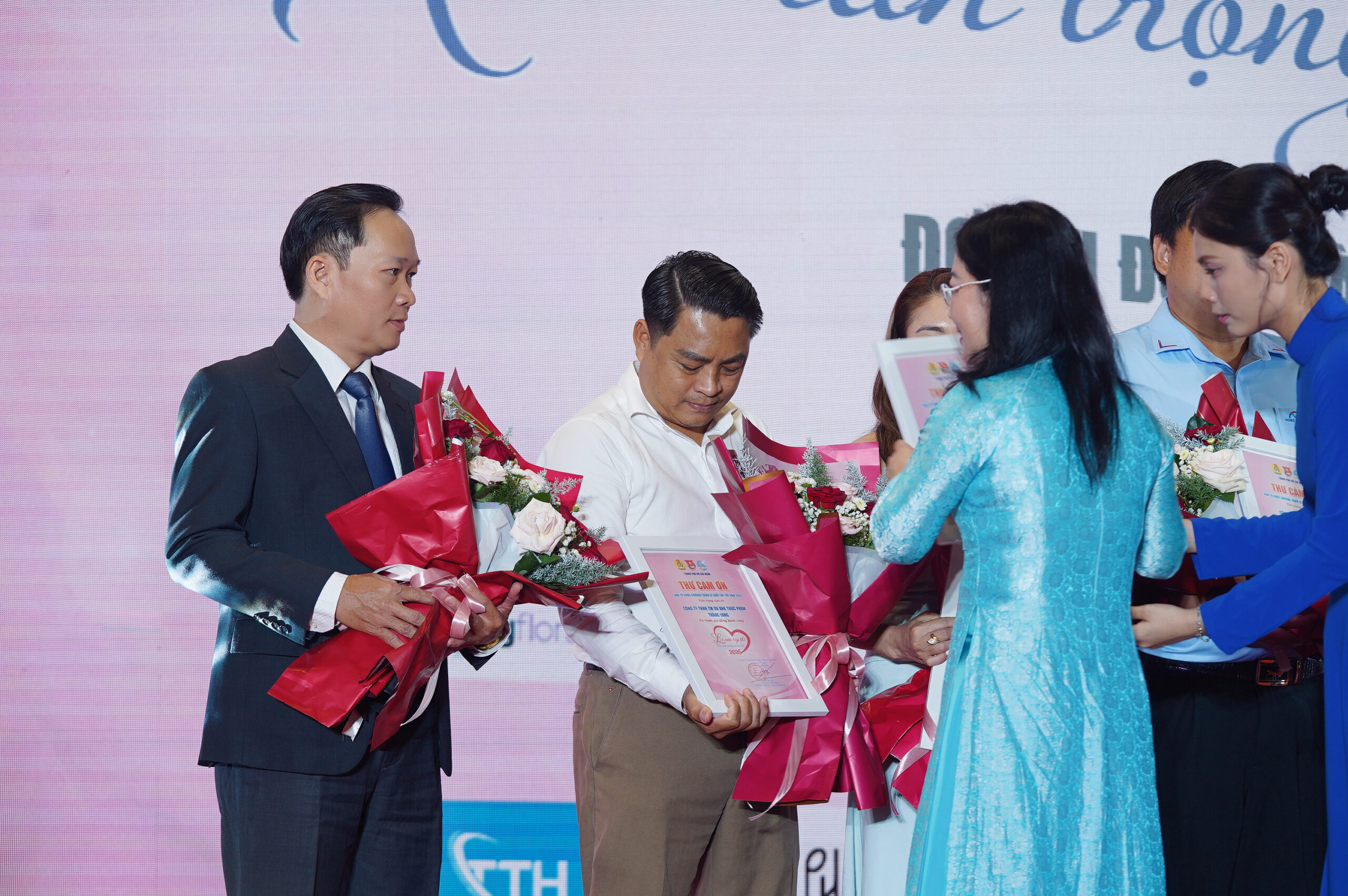 Thạc sĩ - Dược sĩ Phạm Nguyễn Ngọc Nhân, Giám đốc Công ty TNHH Herbal Well nhận hoa và Thư cám ơn từ Ban tổ chức.